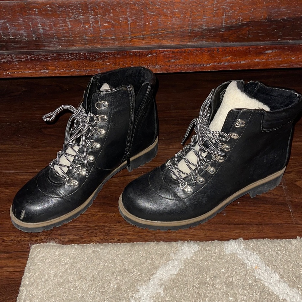 Woman’s winter boots. Size 10.